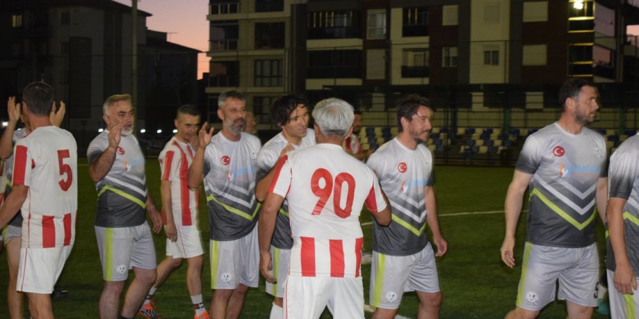 Veteranlar sahaya indi