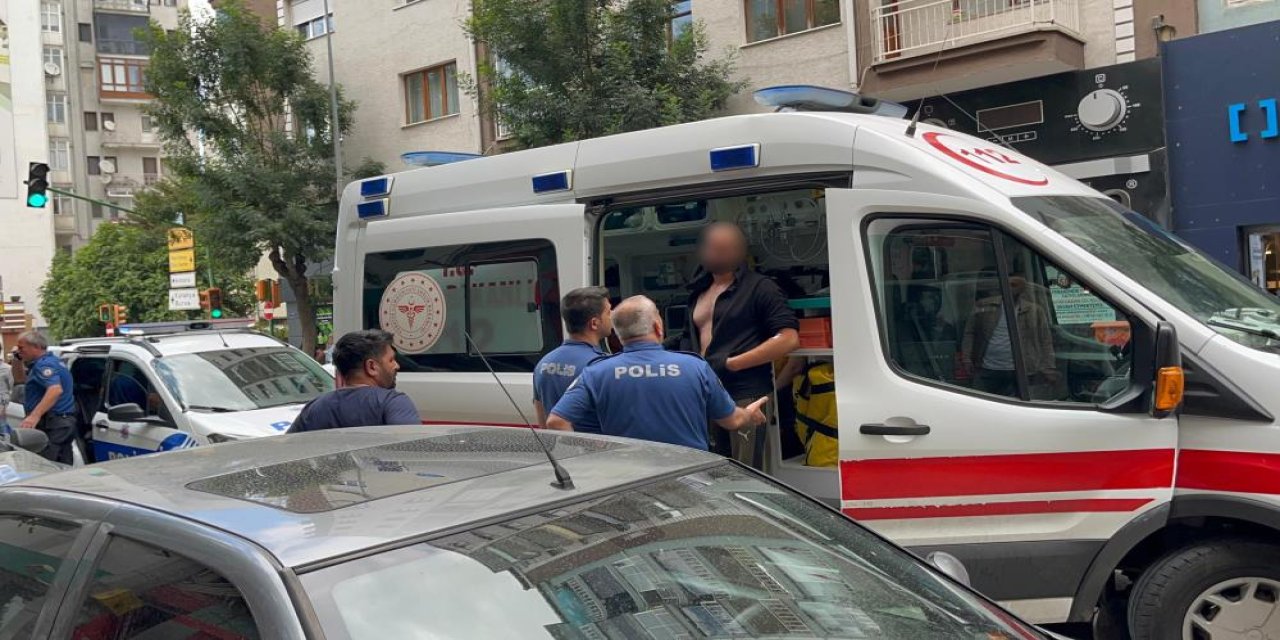 Kontrolü kaybedilen otomobil park halindeki araçlara çarptı