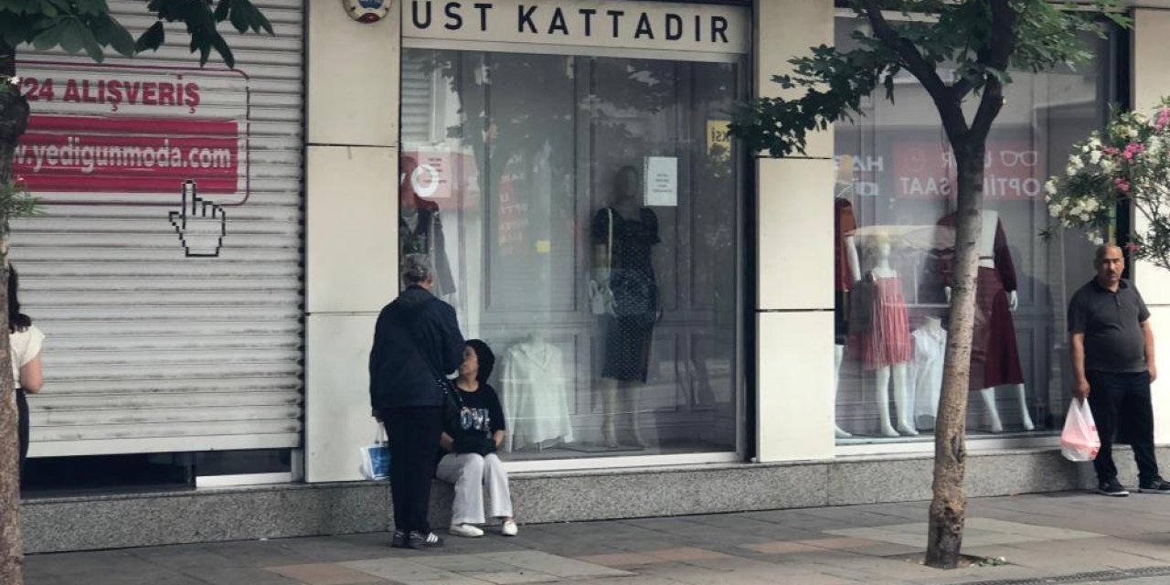 Vatandaşlar yağmurdan kaçmak için saçakların altına sığındı