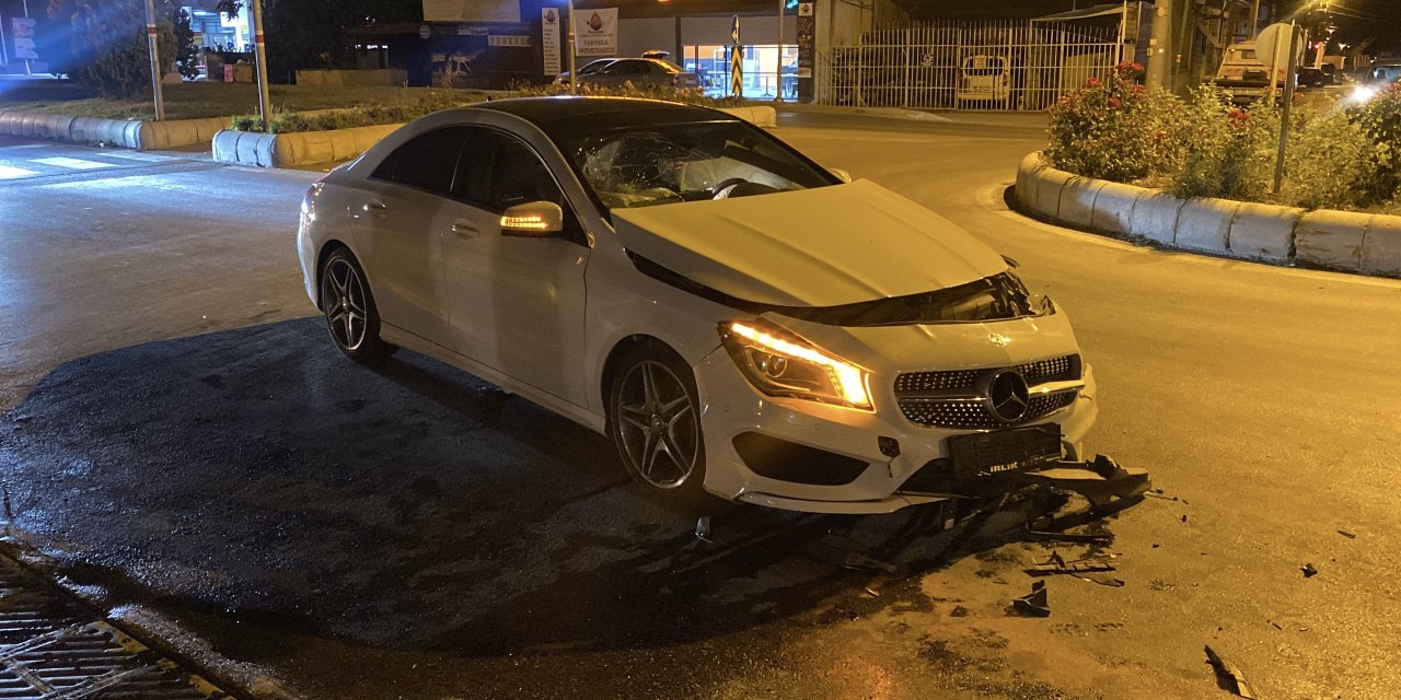 Eskişehir'de 2 otomobil kavşakta birbirine girdi