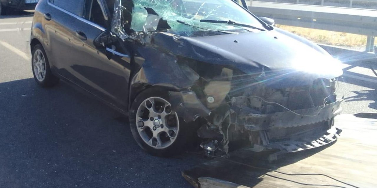 Tıra arkadan çarpan otomobilde 2 kişi yaralandı