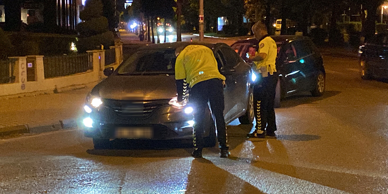 Arkadaşına ceza yazılırken o alkol içmeye ara vermedi