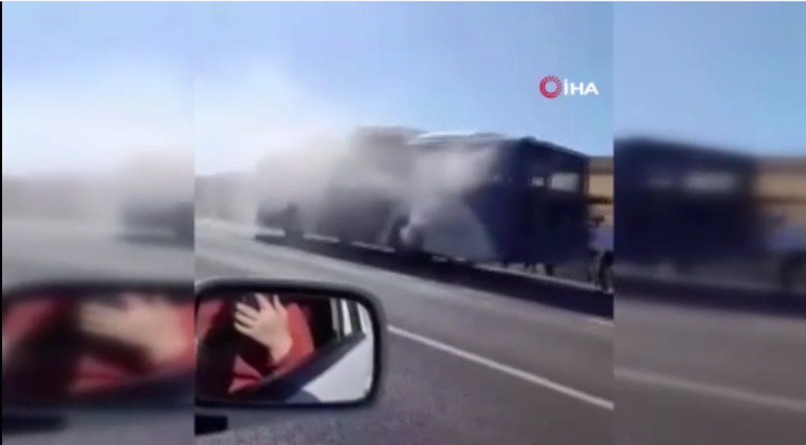 Eskişehir yolunda seyreden otobüs alev aldı