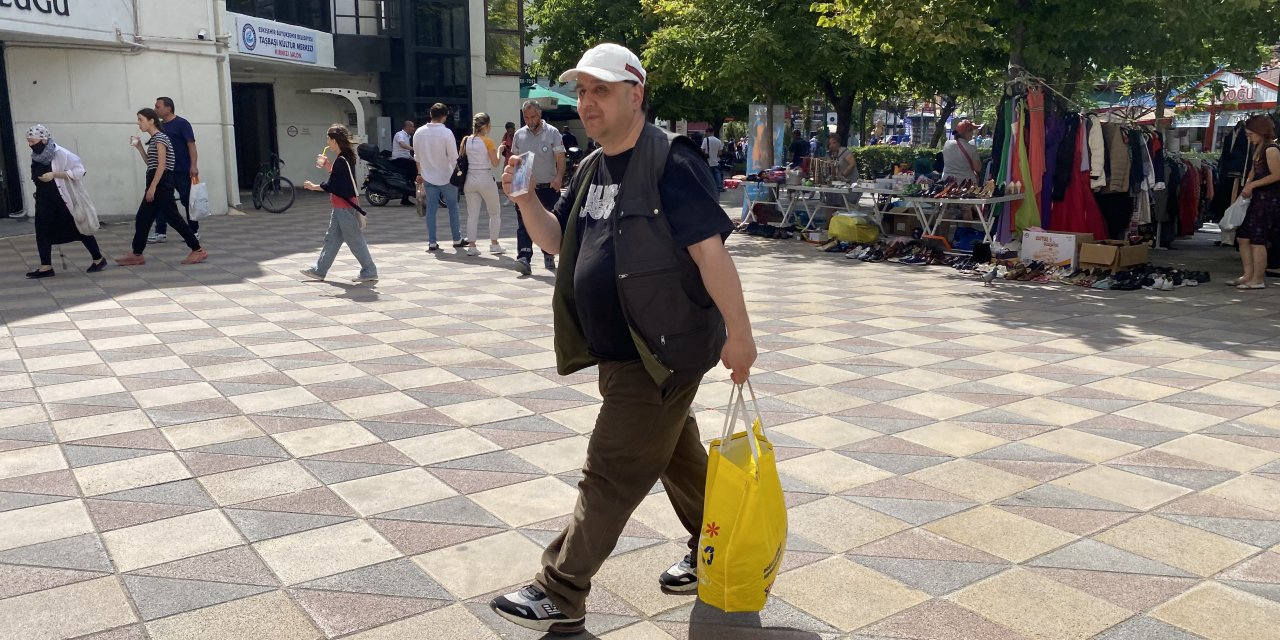 Eskişehir'de geçimini kaset satarak sağlıyor