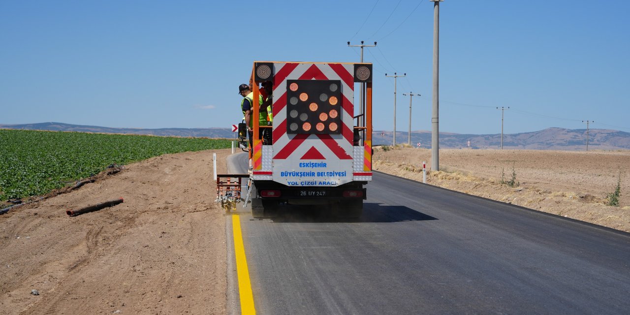 Eskişehir'de yol çizgi boyama çalışmaları devam ediyor