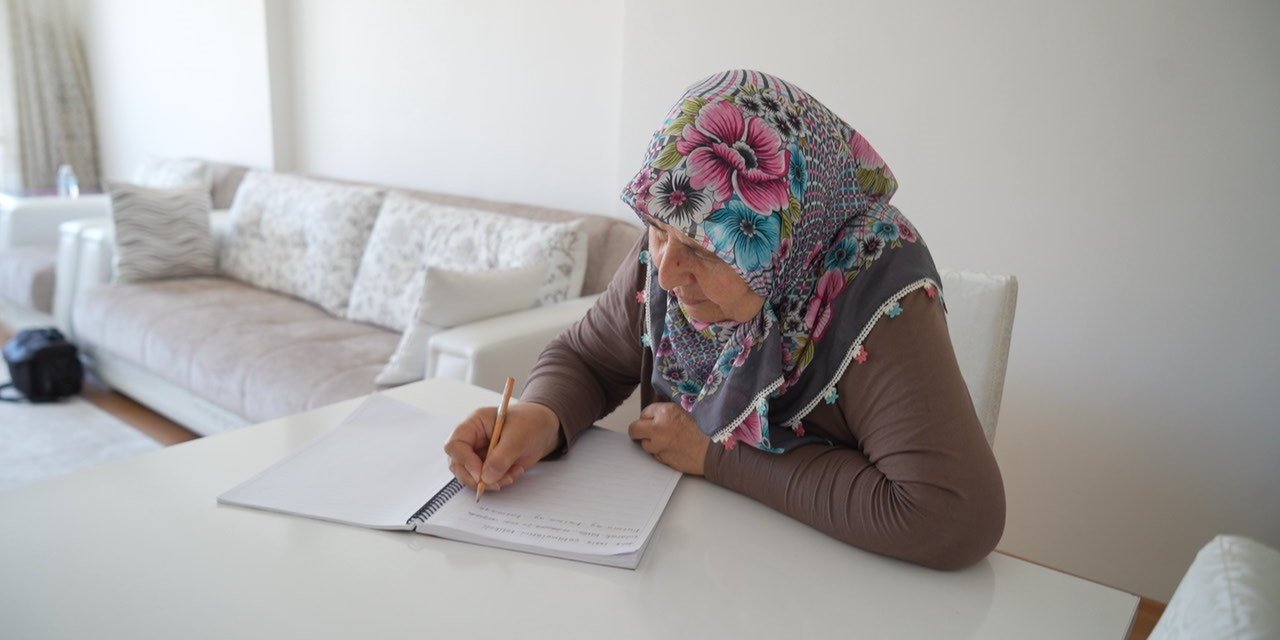 64 yaşındaki Fatma Ay azmiyle örnek oldu