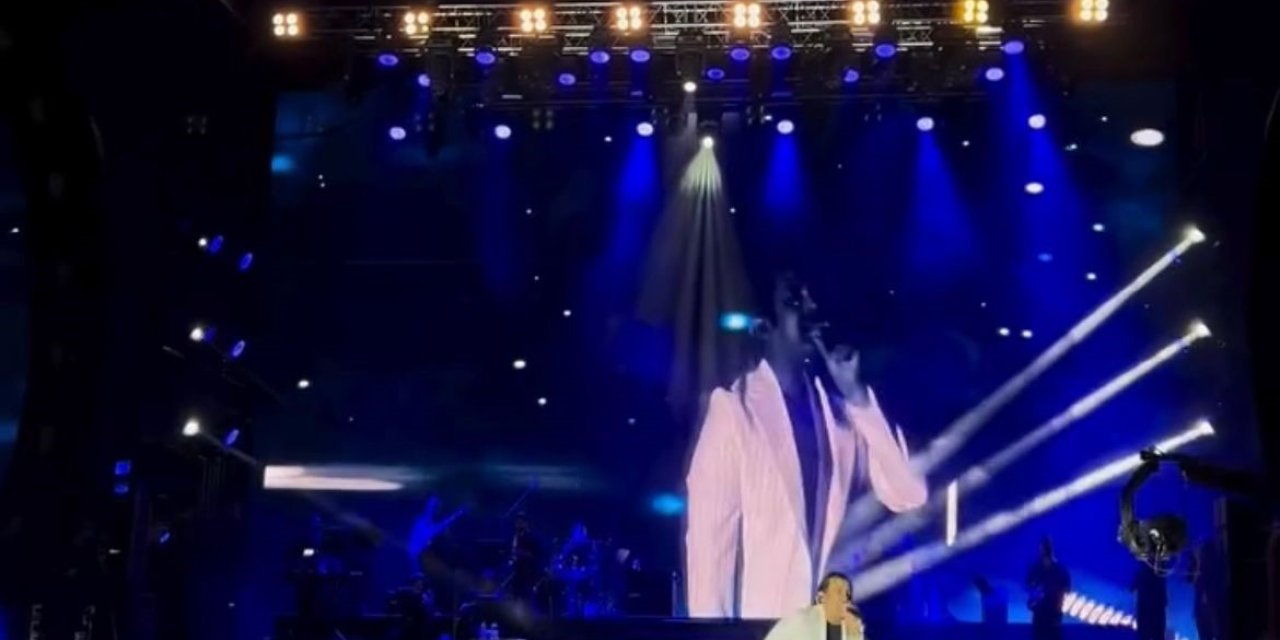 Bayhan konser sırasında talihsiz bir kaza yaşadı