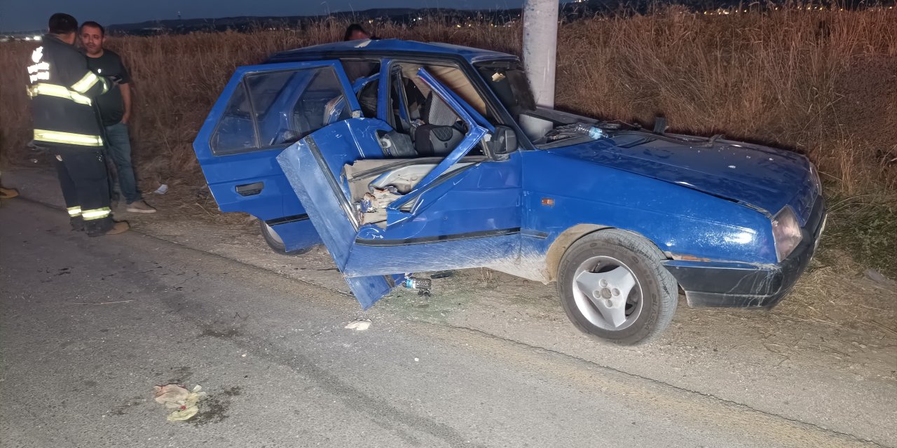 Eskişehir'de yüksek hızla giden otomobil direğe çarptı: 4 yaralı