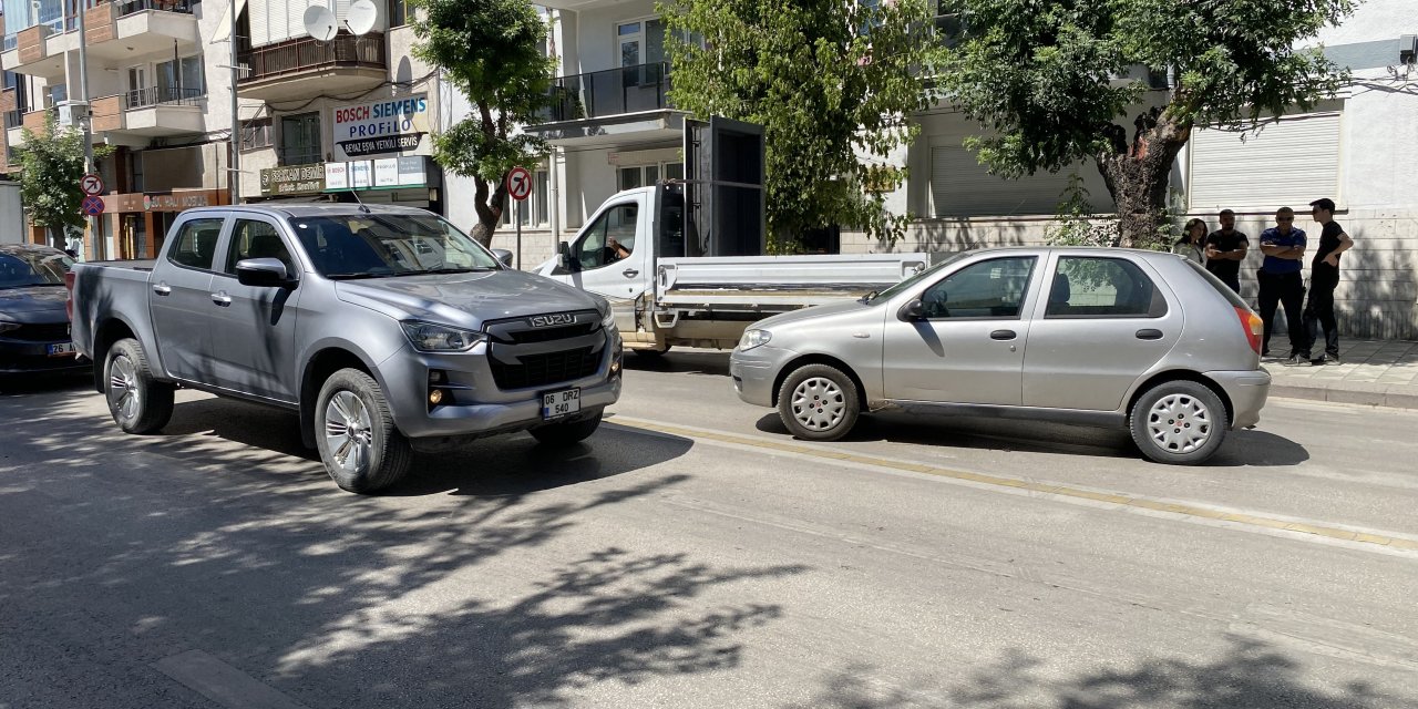 Eskişehir'de kaza yapan motosikletli kurye hastaneye kaldırıldı