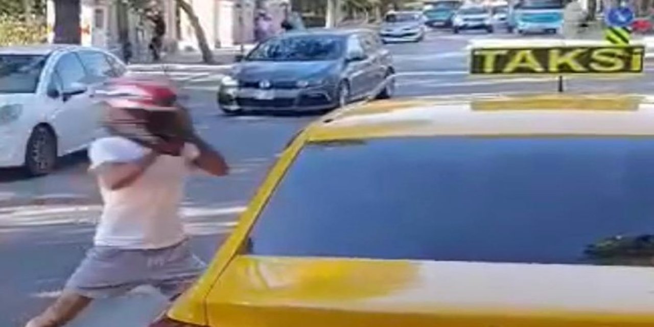 Taksi şoförüne kaskla saldırdı