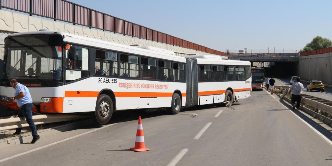 Eskişehir'de kazaya karışan belediye otobüsü trafiği kilitledi: Sürücüler isyan etti!