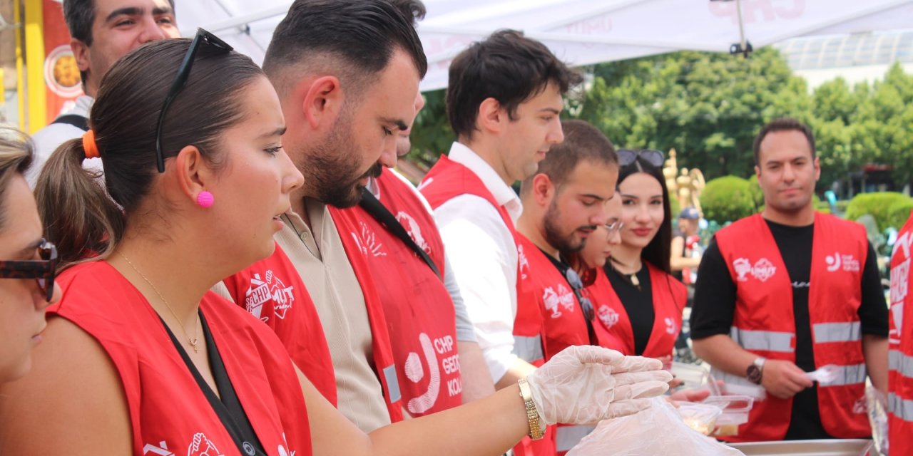 Eskişehir'de demokrasinin helvası dağıtıldı
