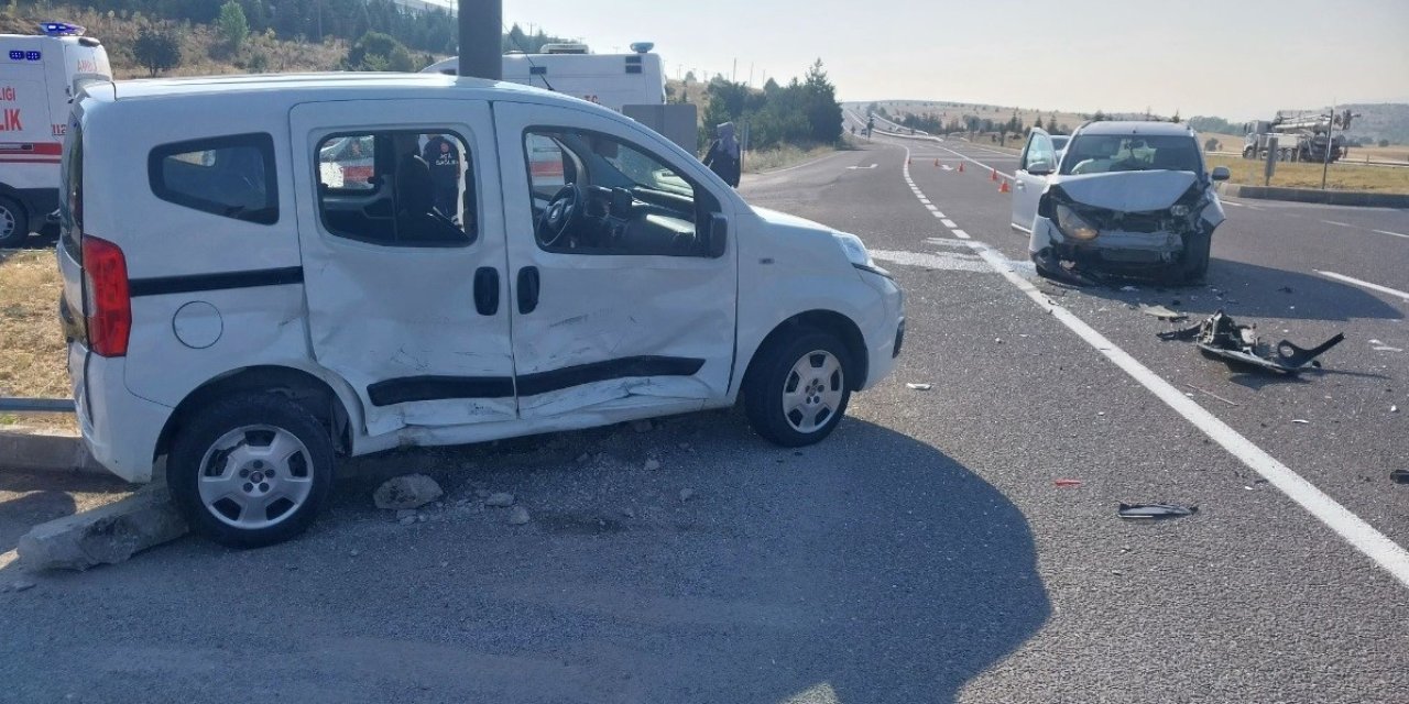 Tavşanlı’da hafif ticari araçlar çarpıştı: 4 yaralı