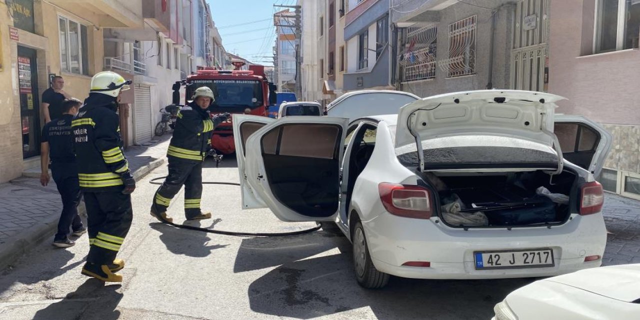 Eskişehir'de park halindeki otomobil alevlere teslim oldu
