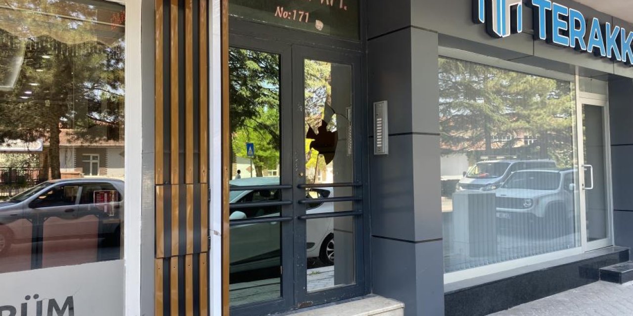 Eskişehir'de bir apartmanın kapısını taşladılar