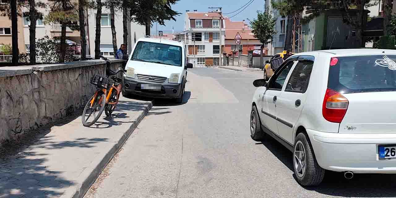 Kaldırım değil otopark! Şirintepe’de yaya geçişi imkânsız hale geldi