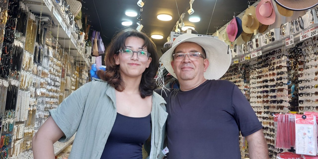 Eskişehir'de hasır şapkalar müşterilerin dikkatini çekiyor
