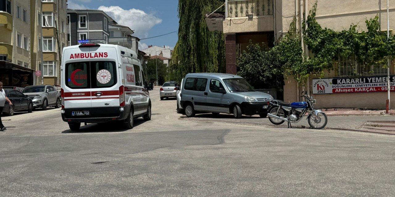Direksiyon hakimiyetini kaybeden motosiklet sürücüsü yaralandı