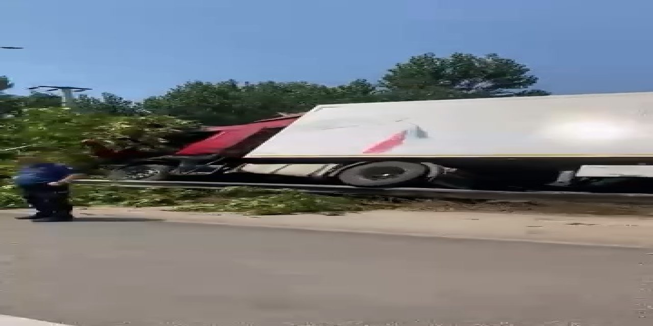 Bursa'da tır bariyerlere çarparak devrildi