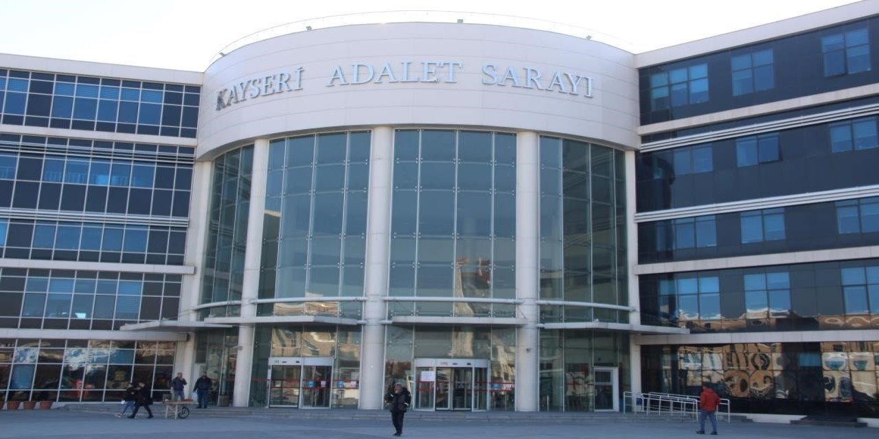 Gözlüğüne edilen küfür başını yaktı