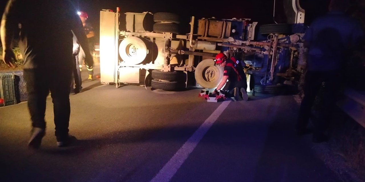 Kontrolden çıkan kamyon devrildi: 2 yaralı