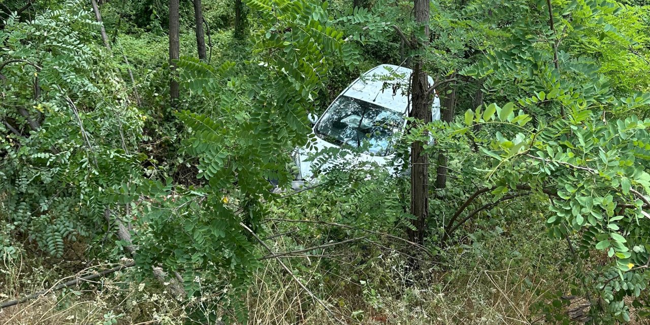 Şarampole yuvarlanan otomobilde 3 kişi yaralandı
