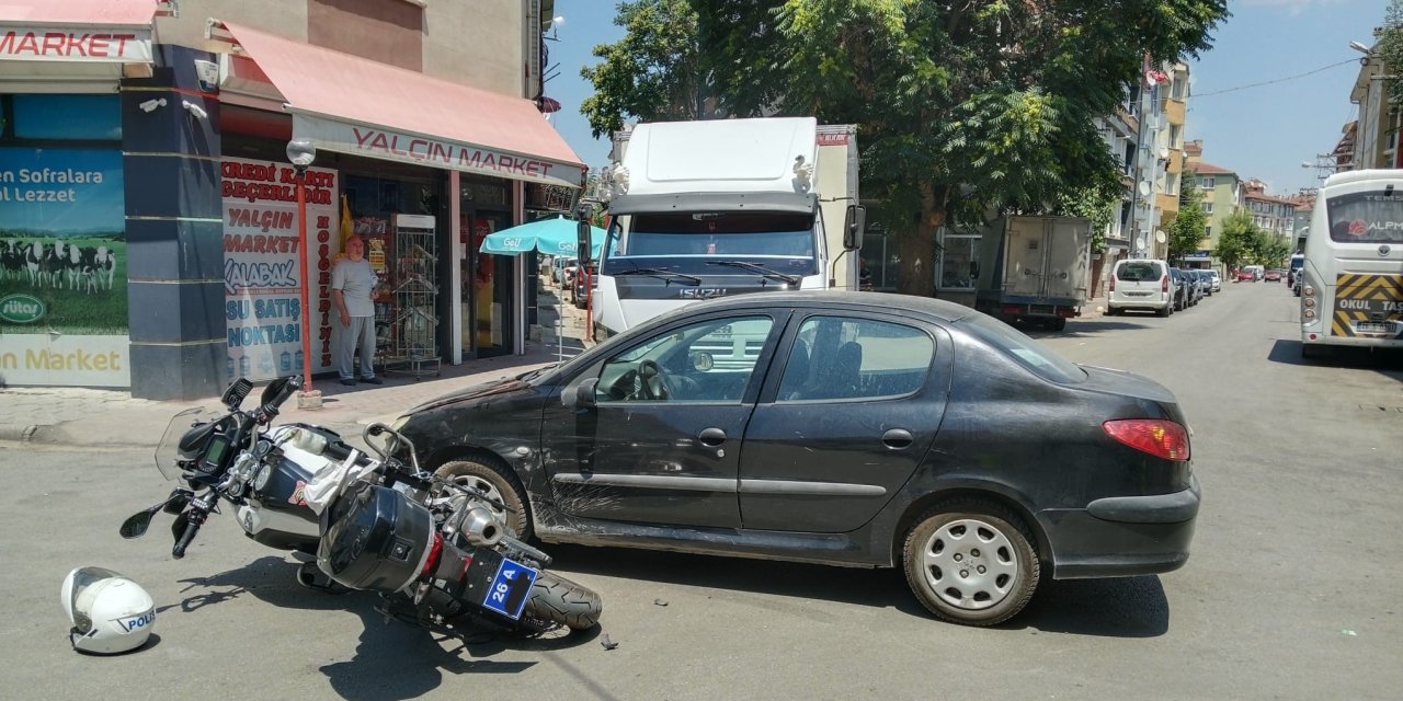 ‘Dur’ levhasını ihlal etti, motosikletli polise çarptı