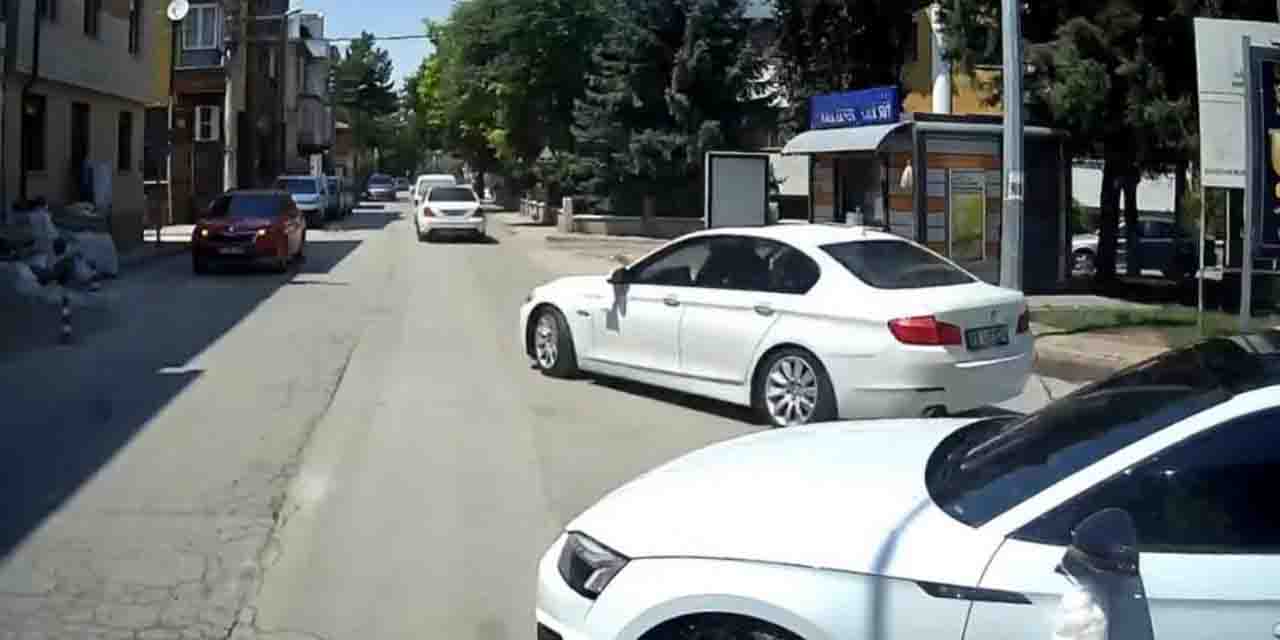 Eskişehir'de sinirlerin gerildiği anlar: Trafiği felç etti sürücüler dakikalarca bekledi