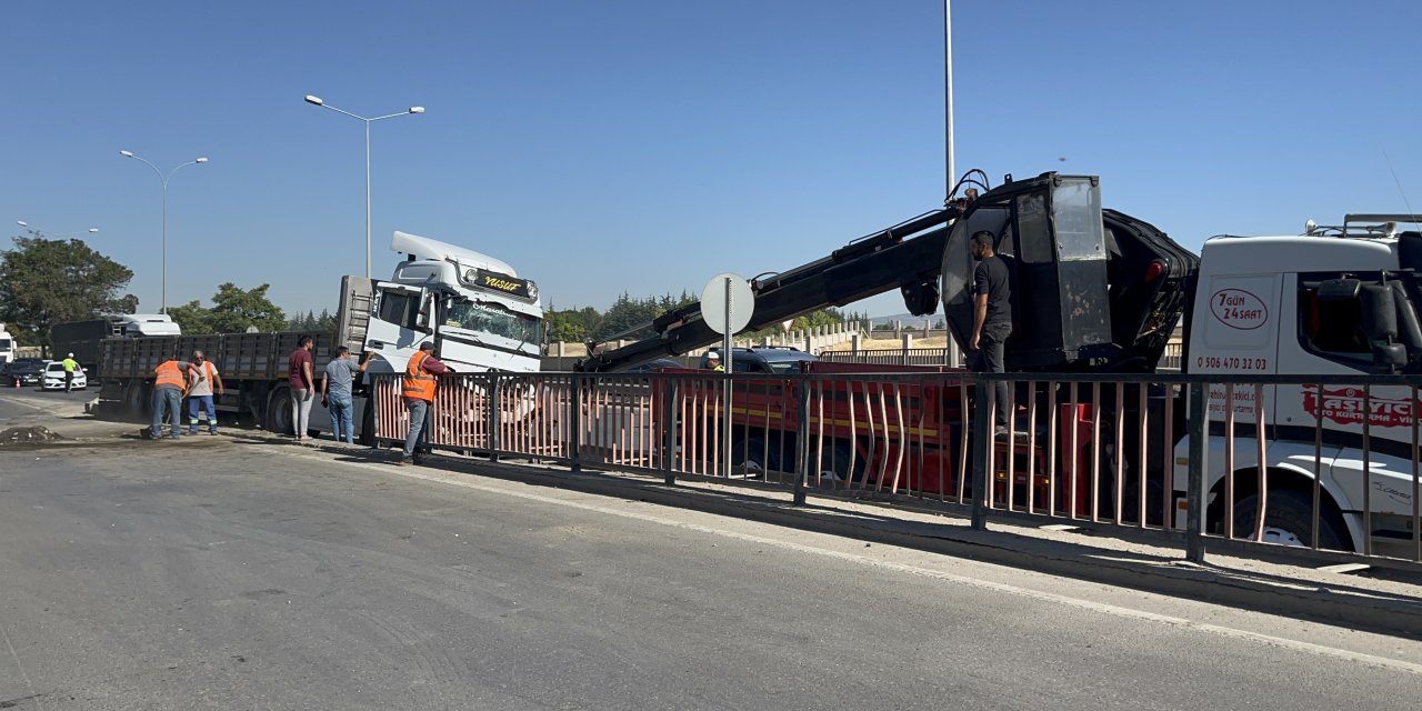 Eskişehir’de kontrolden çıkan tır bariyerlere girdi!