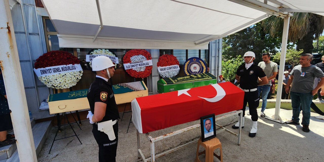 Aynı aileden 3 kişinin cenazesine katılanlar gözyaşlarına boğuldu