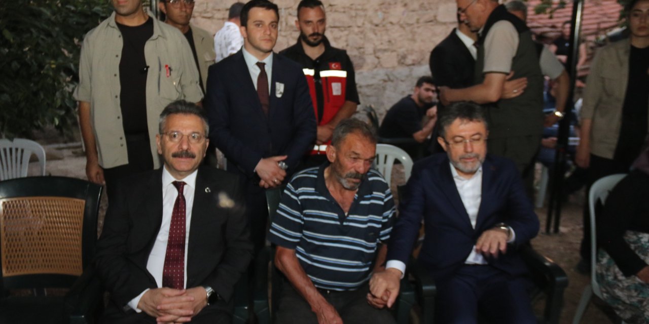 Bakan Yumaklı ve Vali Aksoy şehit ailesine taziye ziyaretinde bulundu