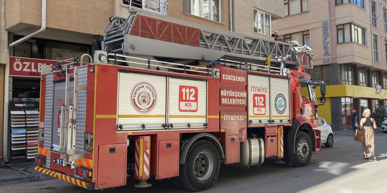 Eskişehir'de 5 katlı binadan yükselen dumanlar panik yarattı