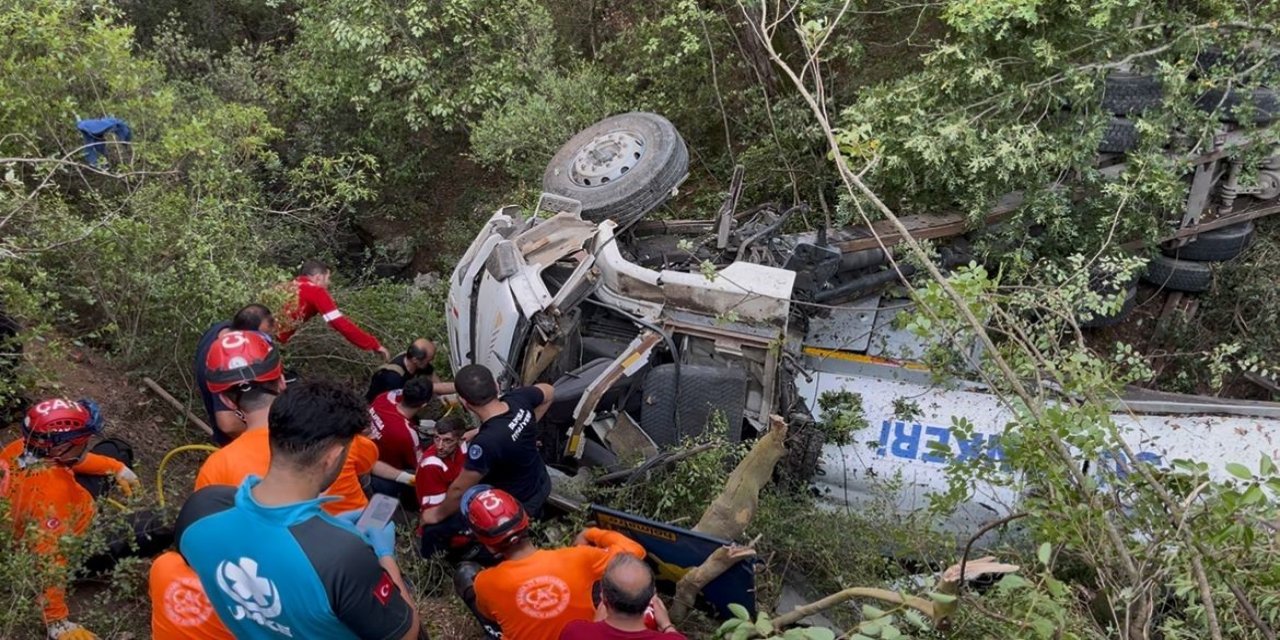 Yangın için yola çıkmışlardı, şarampole uçtular