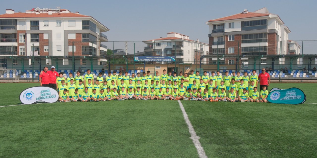 Odunpazarı Belediyesi Yaz Futbol Okulu minik sporcularla şenlendi