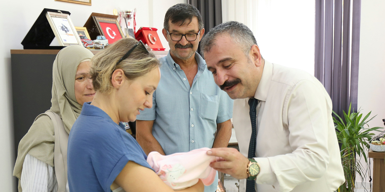 Eskişehir'de bir haftalık bebek koruyucu ailesiyle buluştu