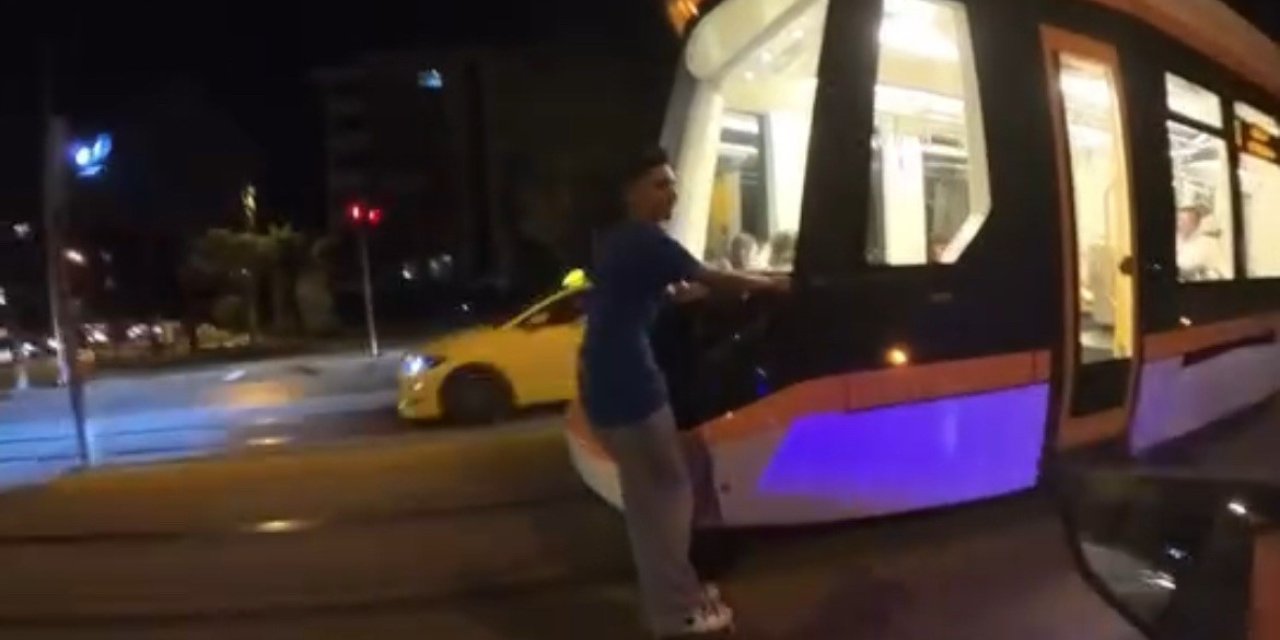 Eskişehir’de tehlikeli yolculuk: Tramvaya tutunarak paten kaydı