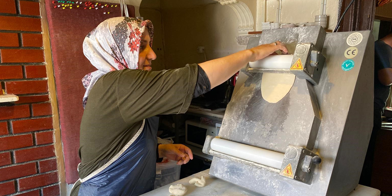 Eskişehir'de yapılan çi börek turistlerin ilgisini çekiyor