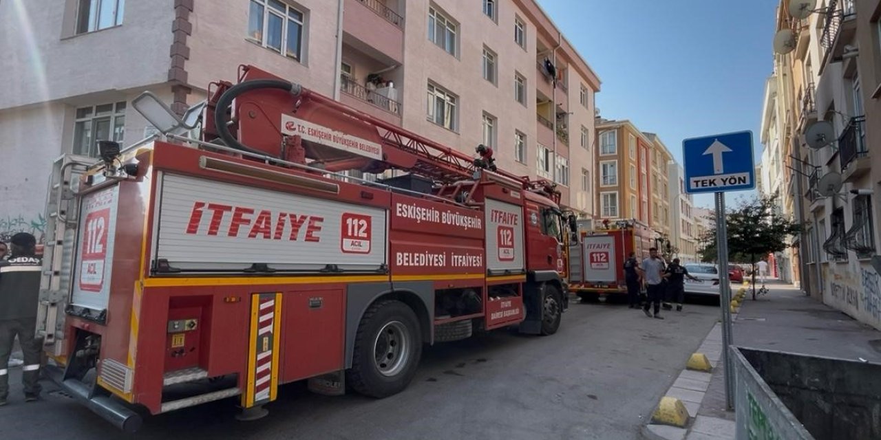 Eskişehir'de 4 katlı binada çıkan yangın panik yarattı
