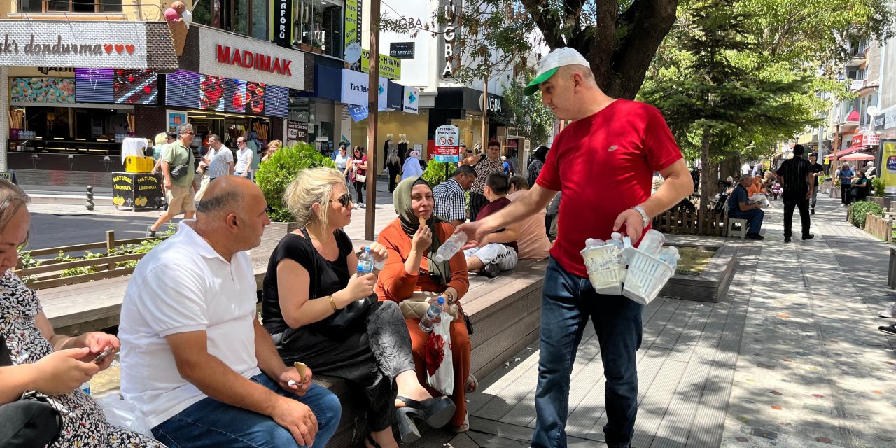 Eskişehir'de saatlerce ücretsiz su dağıtıyor