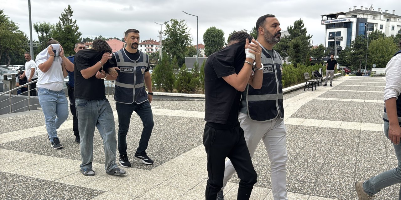 Alkollü mekandan 200 bin liralık içki çalan 3 şahıs adliyede