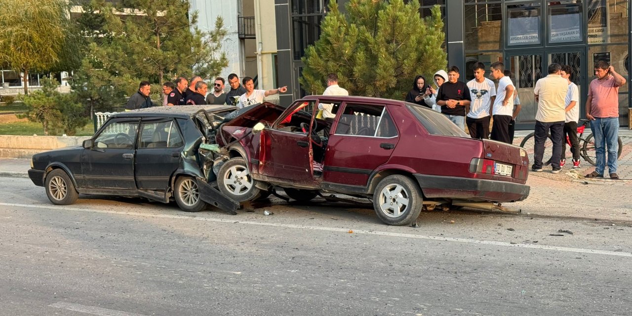 Kontrolden çıkan otomobil 3 kişiyi yaraladı
