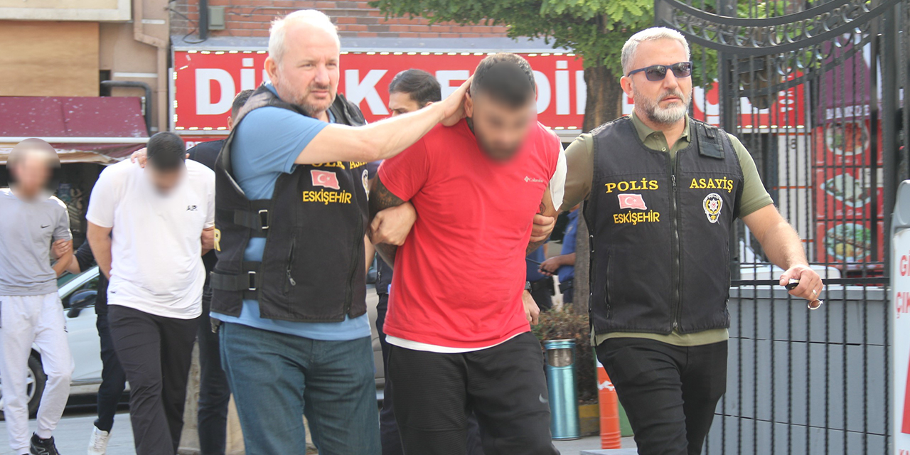 Eskişehir'de 2 kişinin öldüğü olayla ilgili 3 şüpheli adliyede
