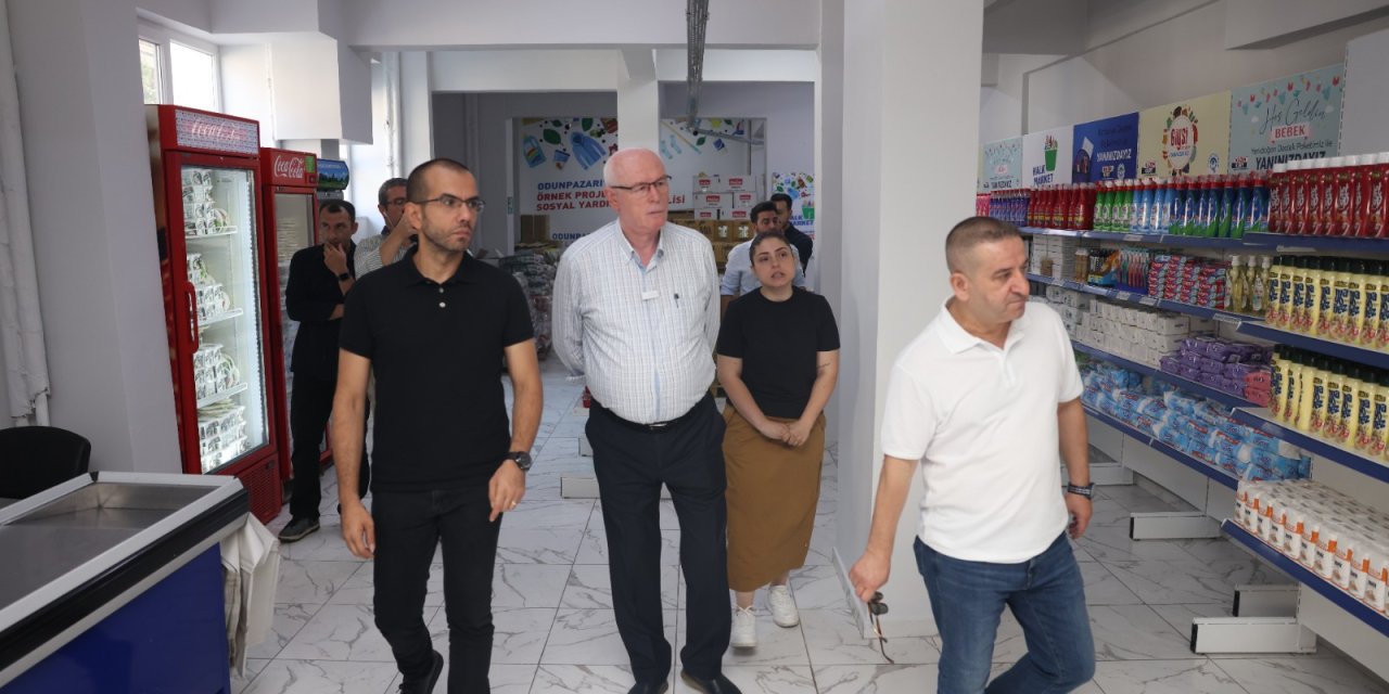 Başkan Kurt Halk Marketi ziyaret etti