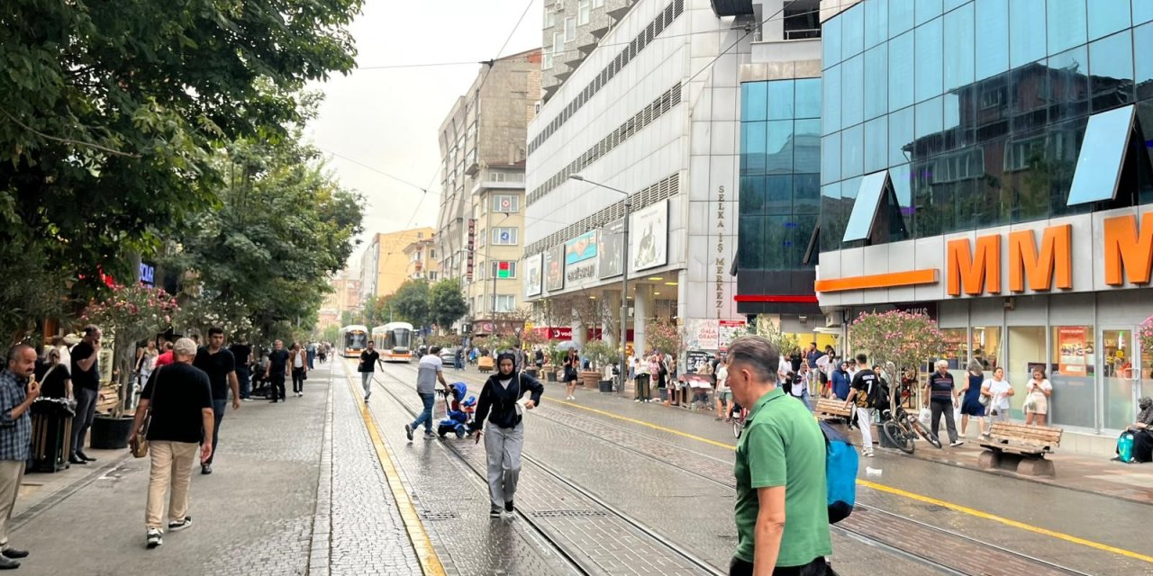 Eskişehir’de vatandaşlar yağmura hazırlıksız yakalandı