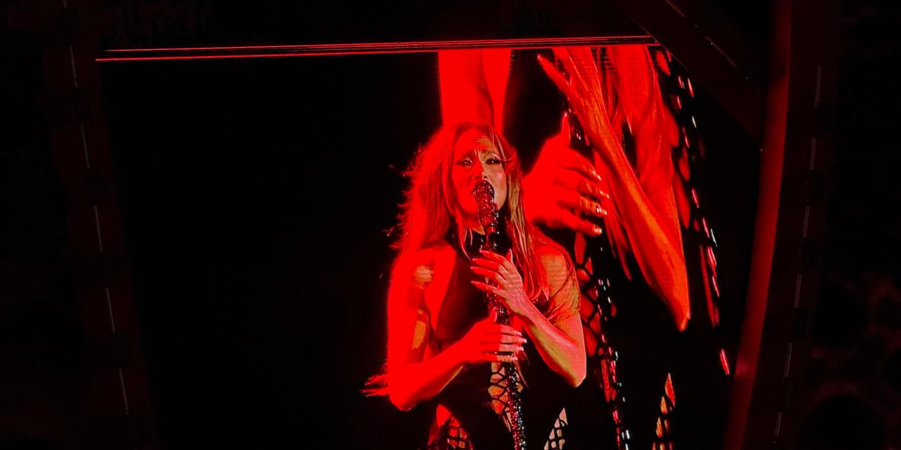 Jennifer Lopez Türkiye'de müzikseverlerle buluştu