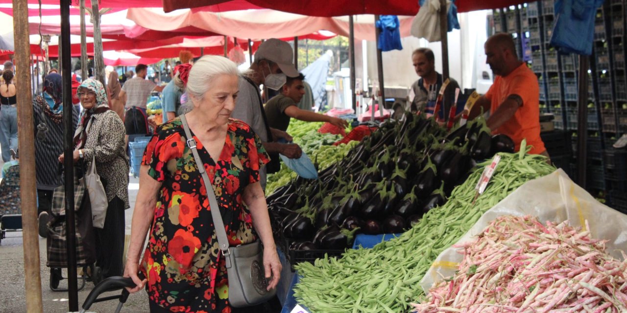 Eskişehir’de semt pazarlarında bamya ve limon cep yaktı