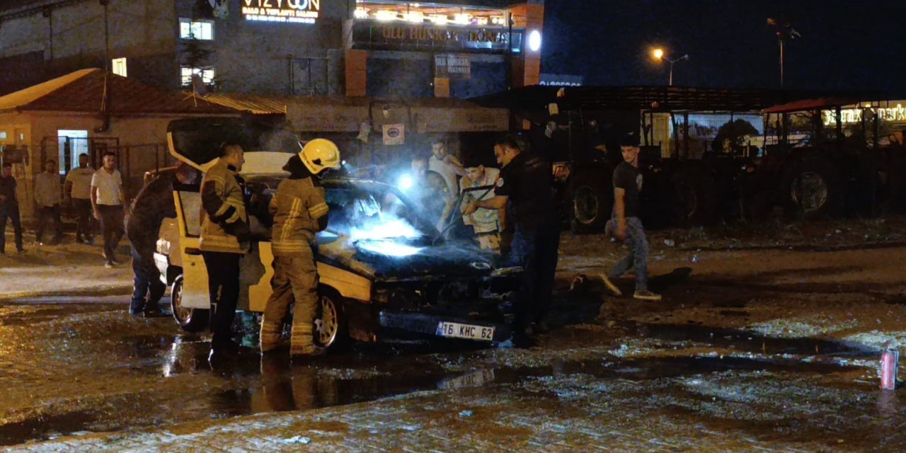 Bursa'da seyir halindeki otomobil küle döndü