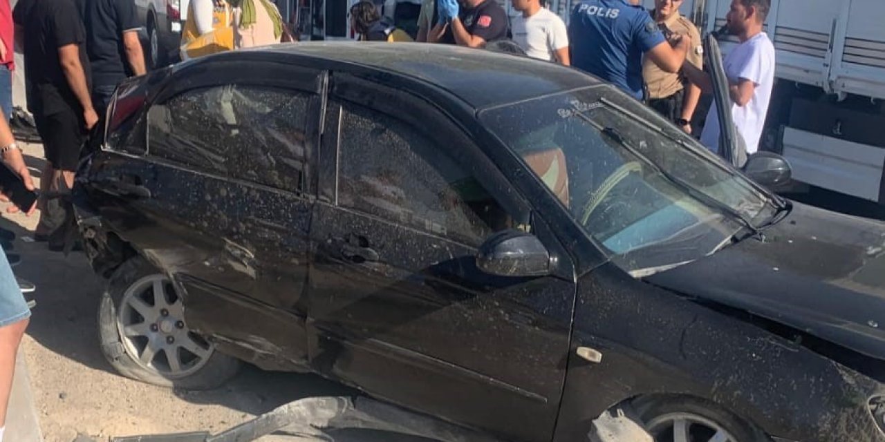 Otomobil tıra saplandı: 3 yaralı
