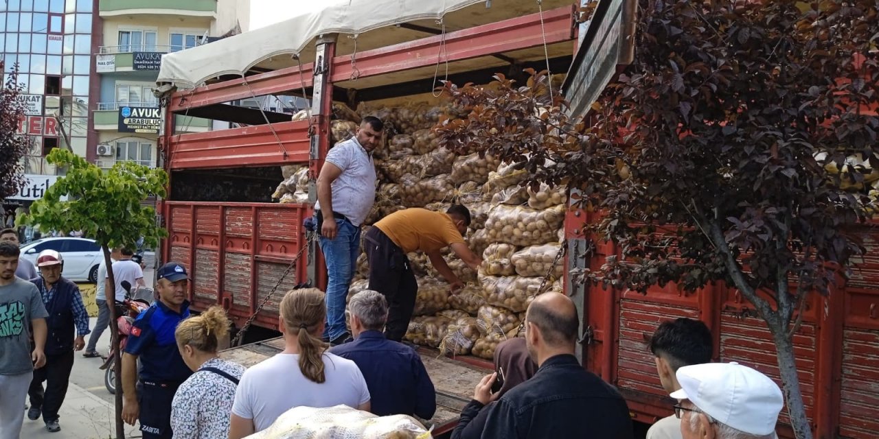 Yetiştirdiği patatesleri çuvallarla vatandaşa dağıttı