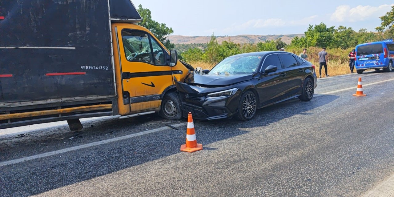 Otomobil ile kamyonet çarpıştı